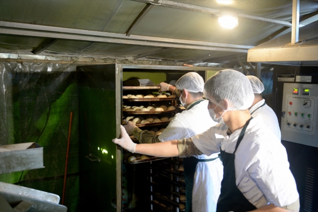 Mehmetçik ekmeğini Afrinlilerle paylaşıyor